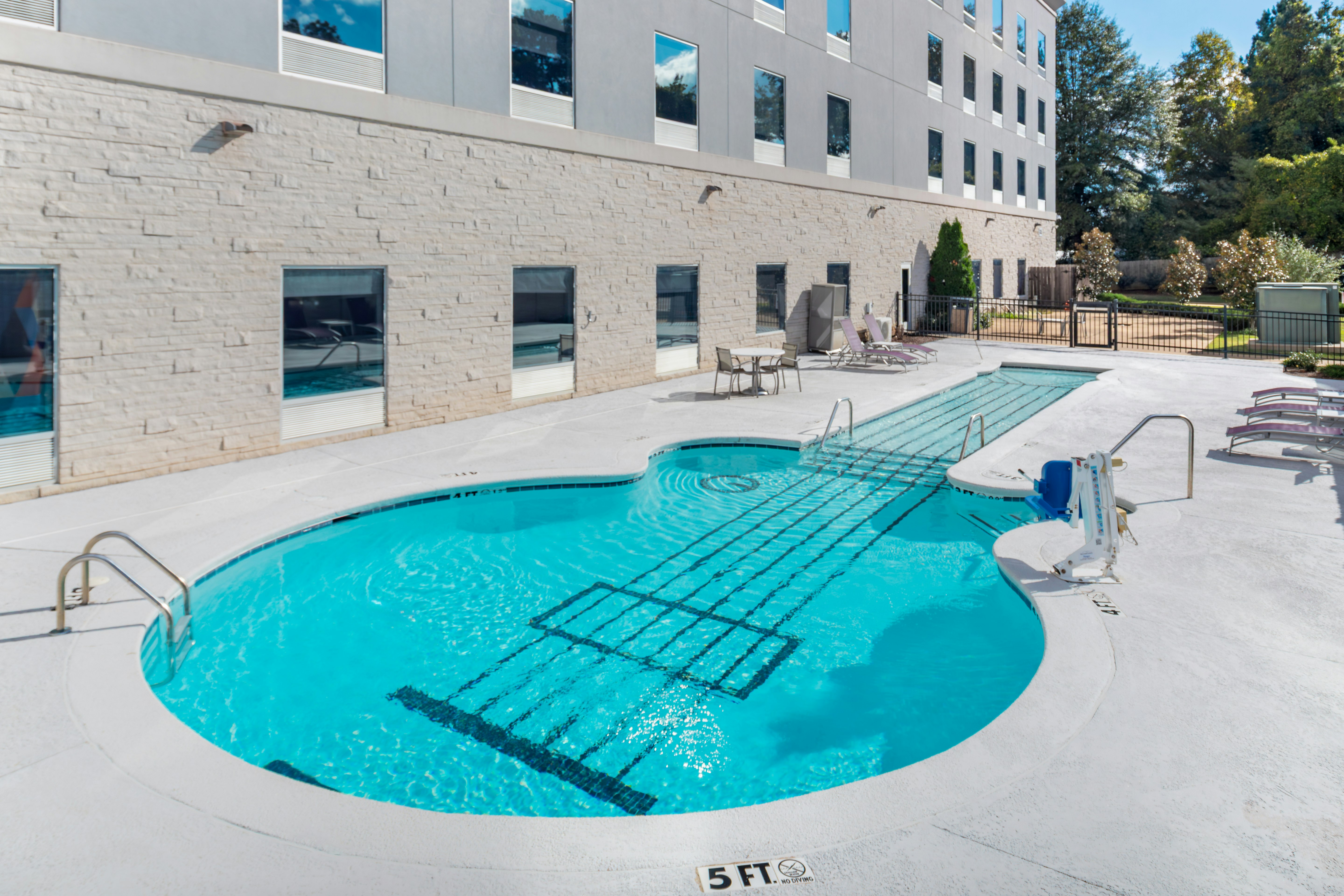 Holiday Inn Express & Suites Memphis Arpt Elvis Presley Blv 53/53
