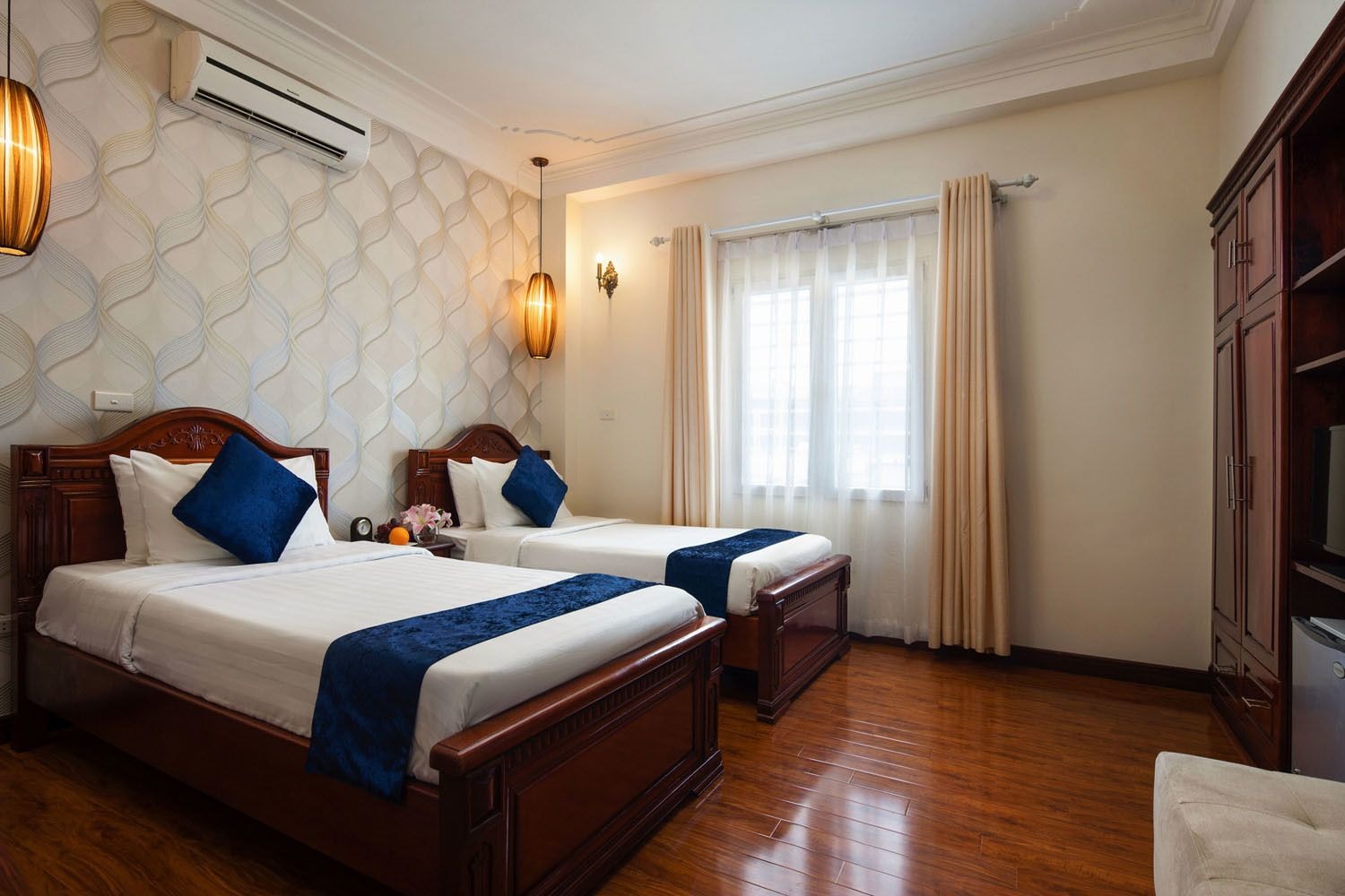 DELUXE, TWIN BEDS
