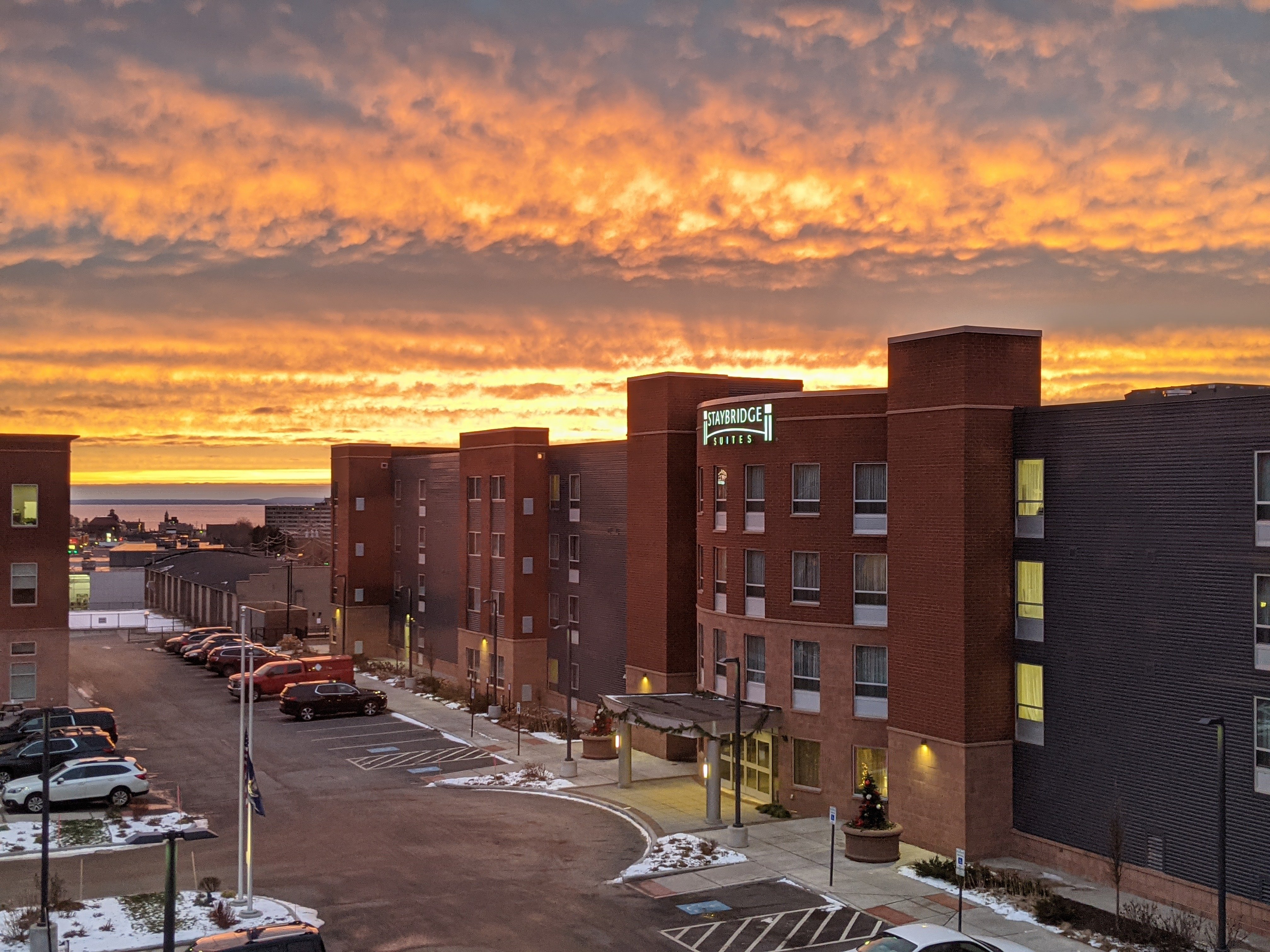STAYBRIDGE SUITES MARQUETTE 79/82