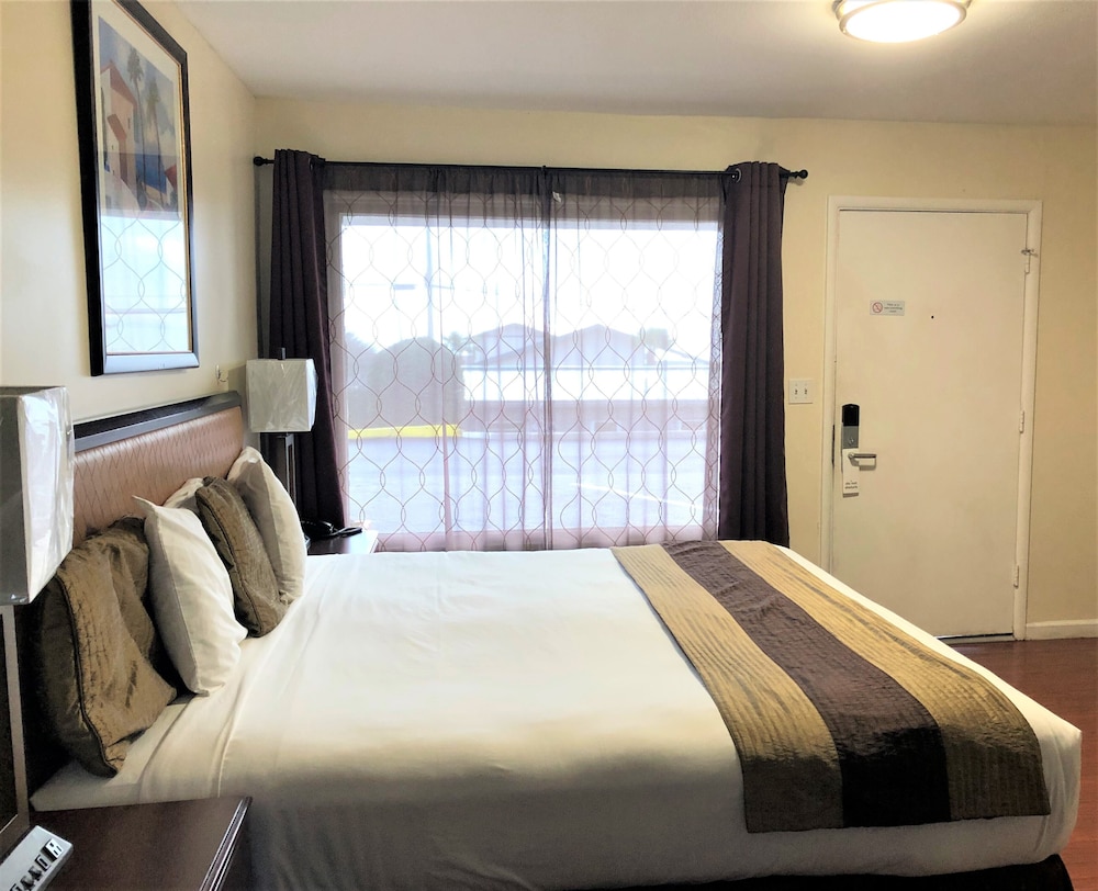Blue Coast Inn and Suites 4/41