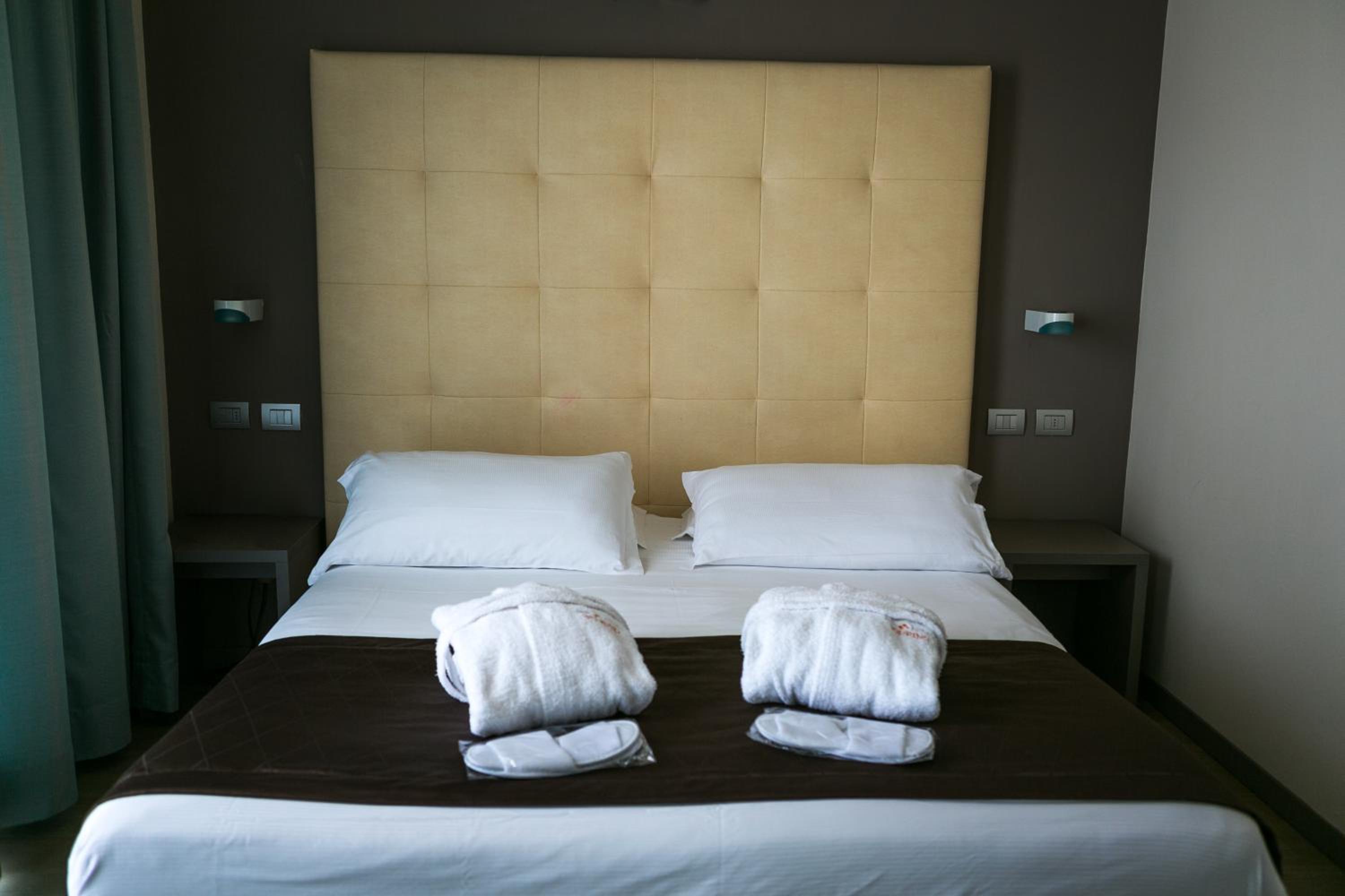 Classic, Double Bed, Lateral Side Sea View, Balcony, Pool Access