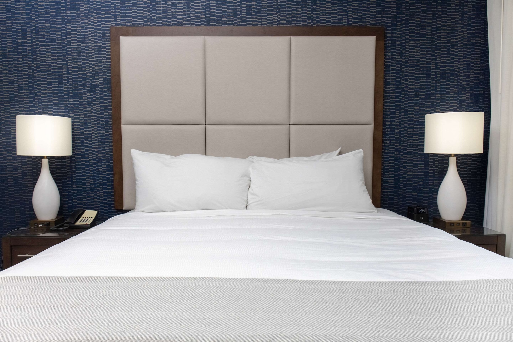 جناح ديلوكس بسرير كينج بإطلالة على المدينة مع أريكة، Haywood Park Hotel, Ascend Hotel Collection 8/8