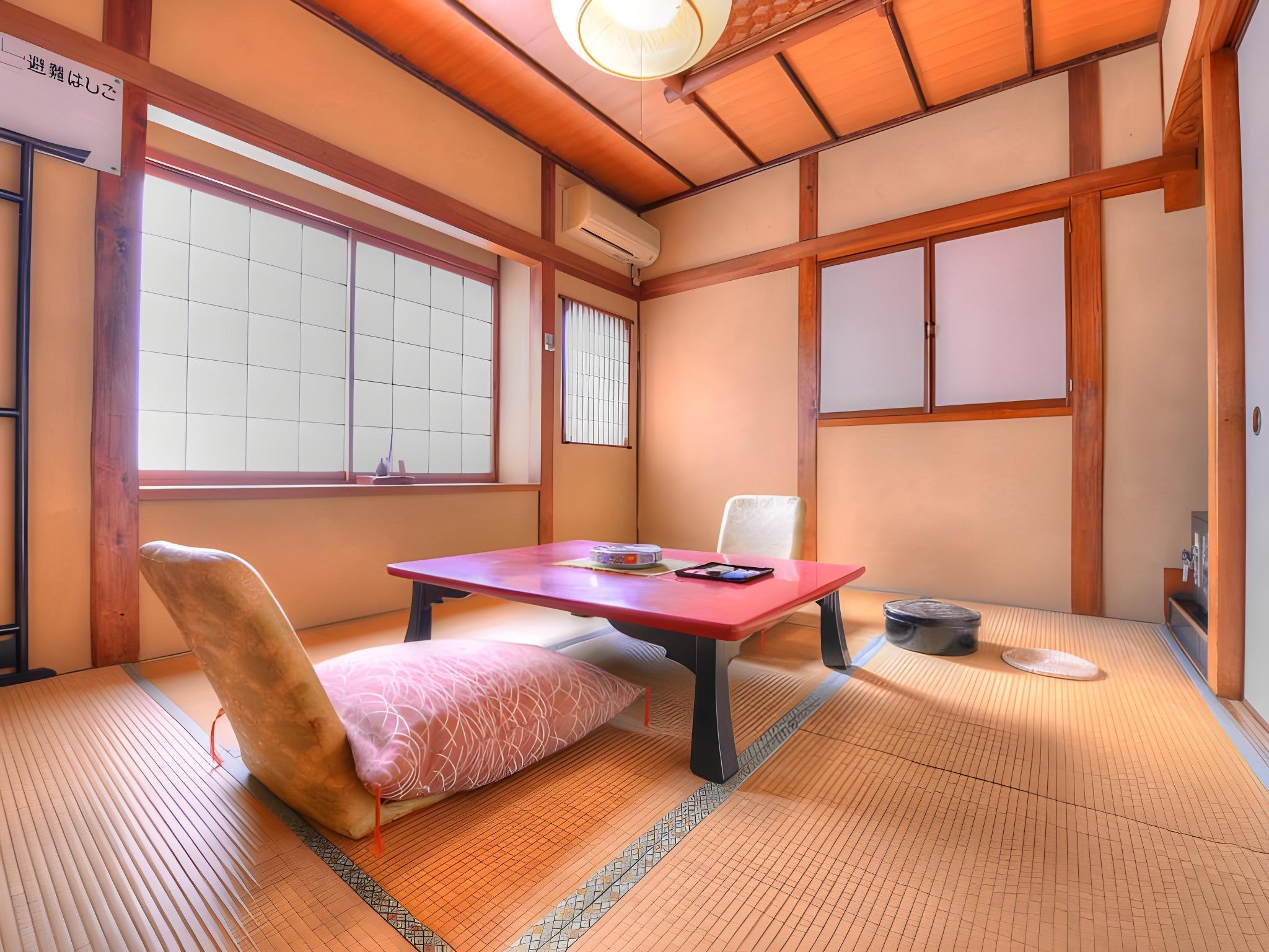 Japanese, 3 Futon Beds, No Bathroom