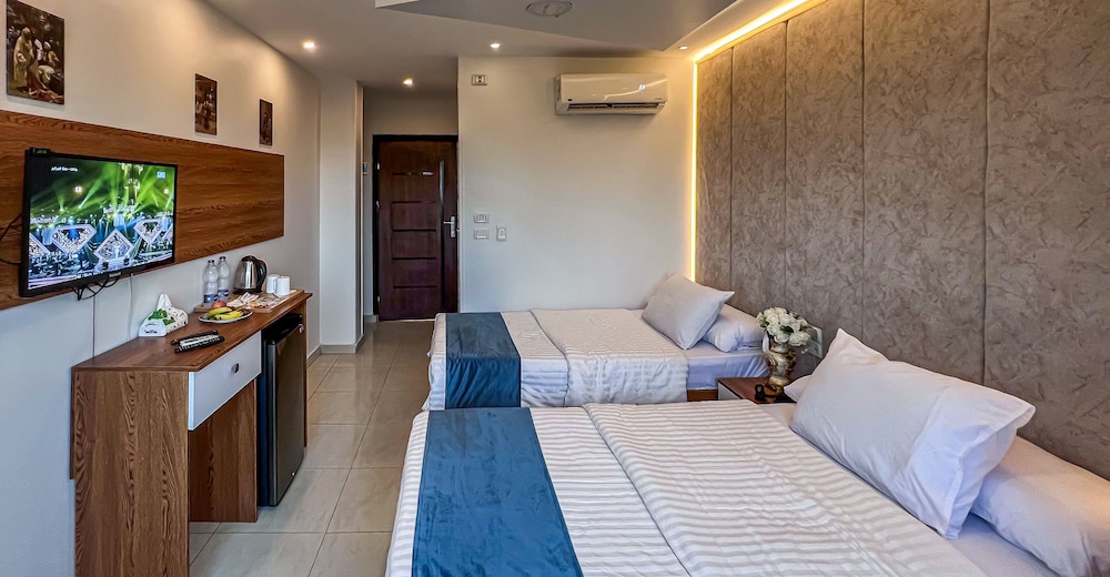 DELUXE, DOUBLE OR TWIN BED, PYRAMIDS VIEW