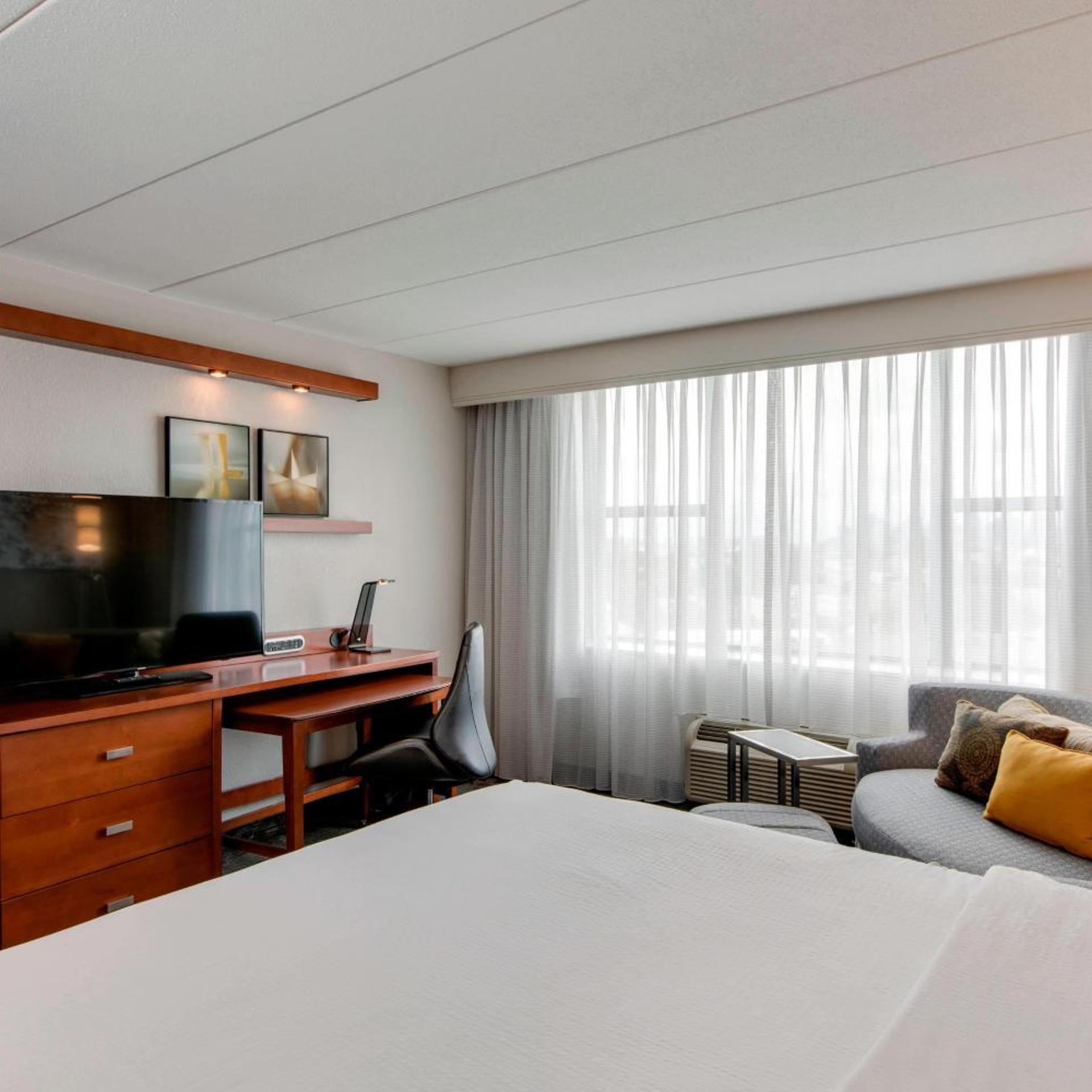 غرفة بسرير كينج بحوض استحمام لذوي الإعاقة، COURTYARD BY MARRIOTT LOGAN AIRPORT 2/7
