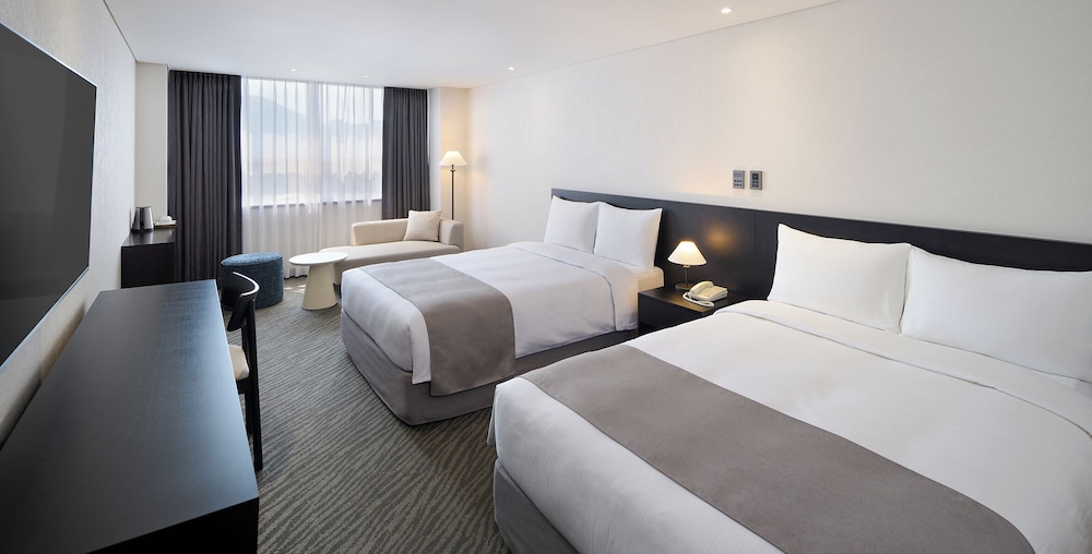 FAMILY, TWIN BEDS