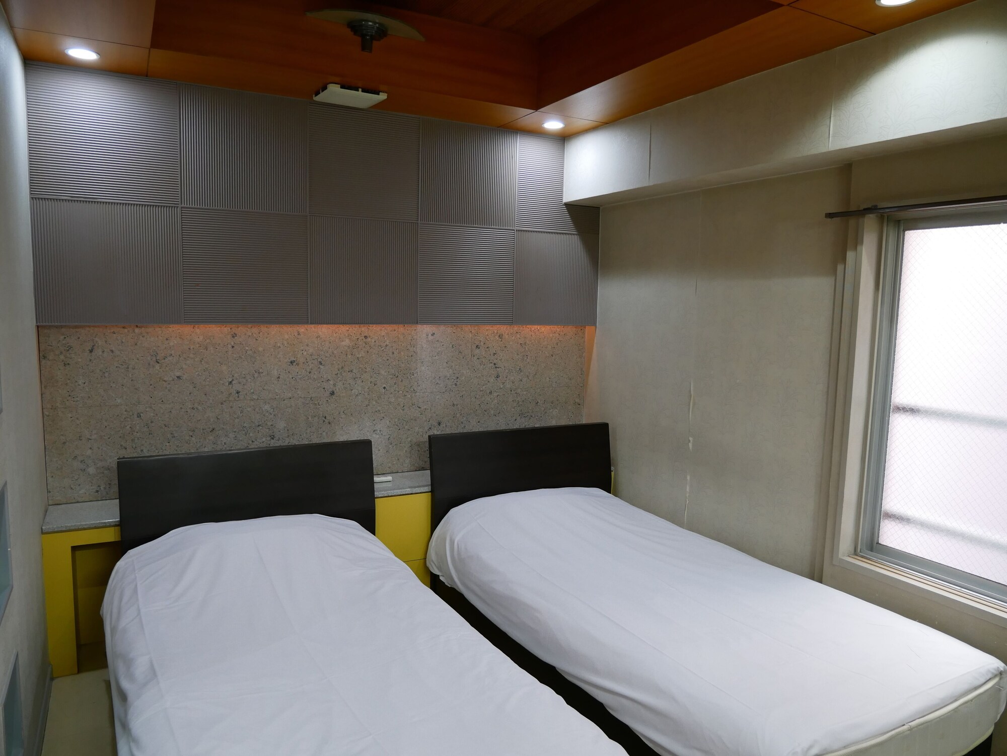 ROOM, TWIN BEDS, SMOKING