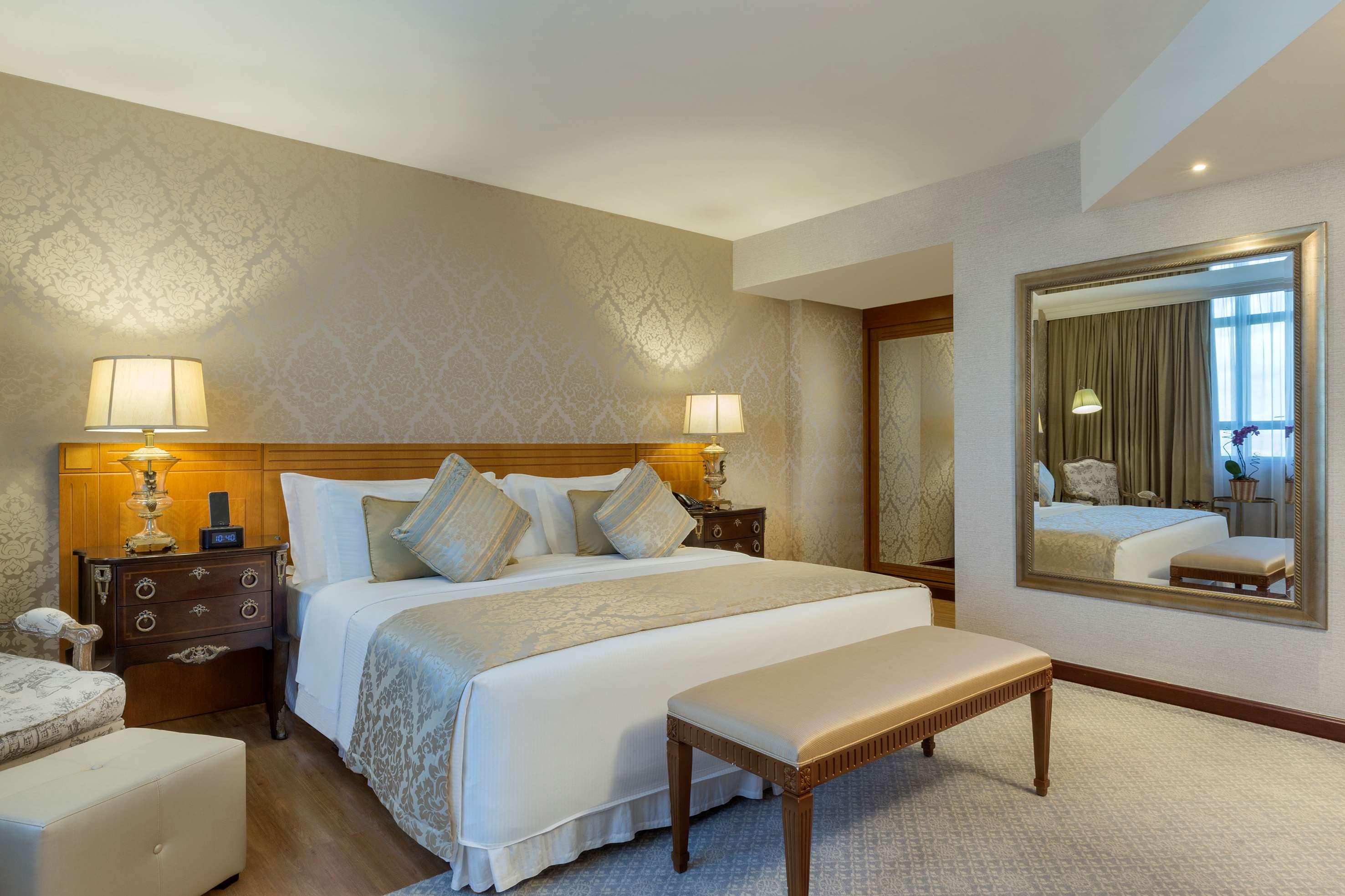 Grand, the Level, Suite