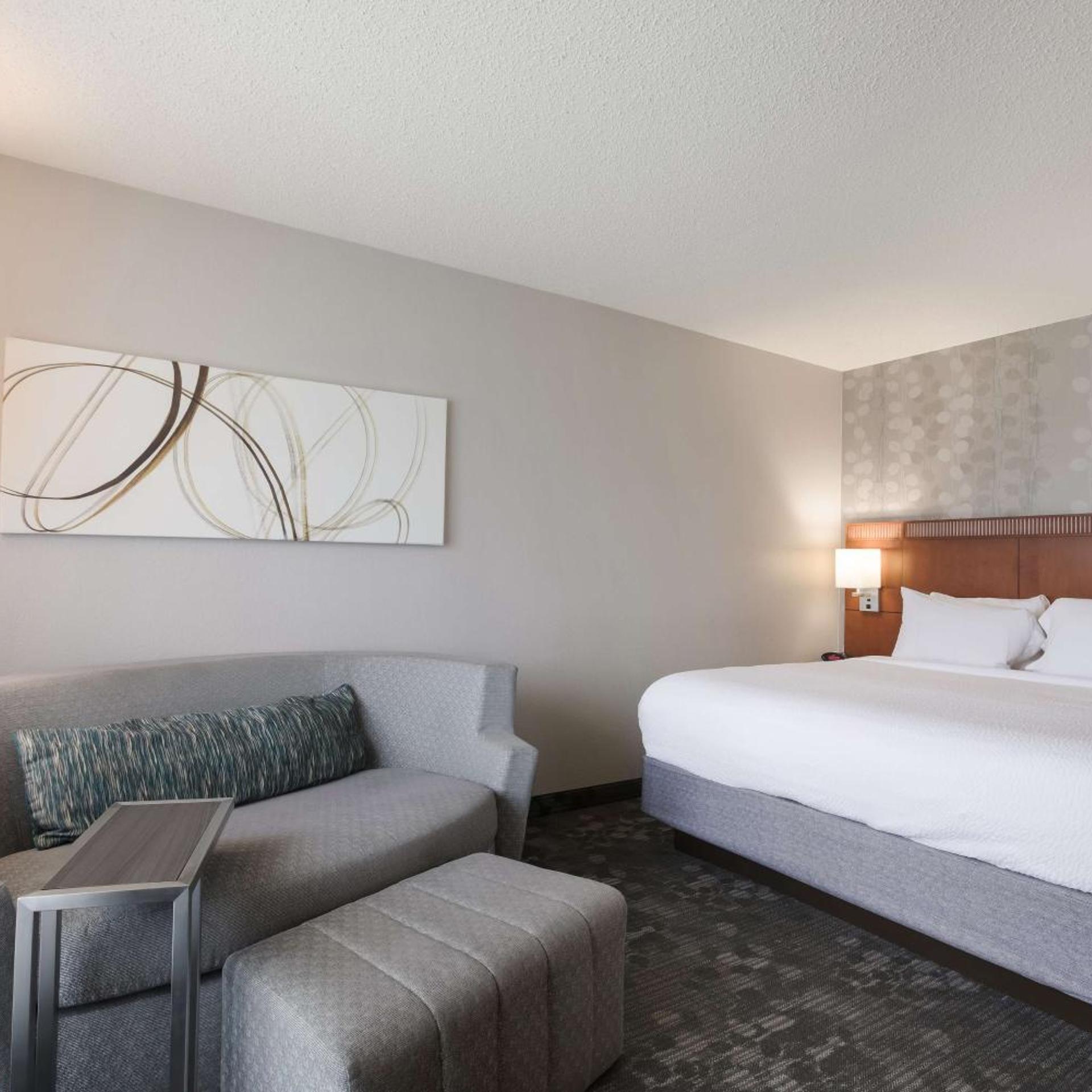 DELUXE, KING BED