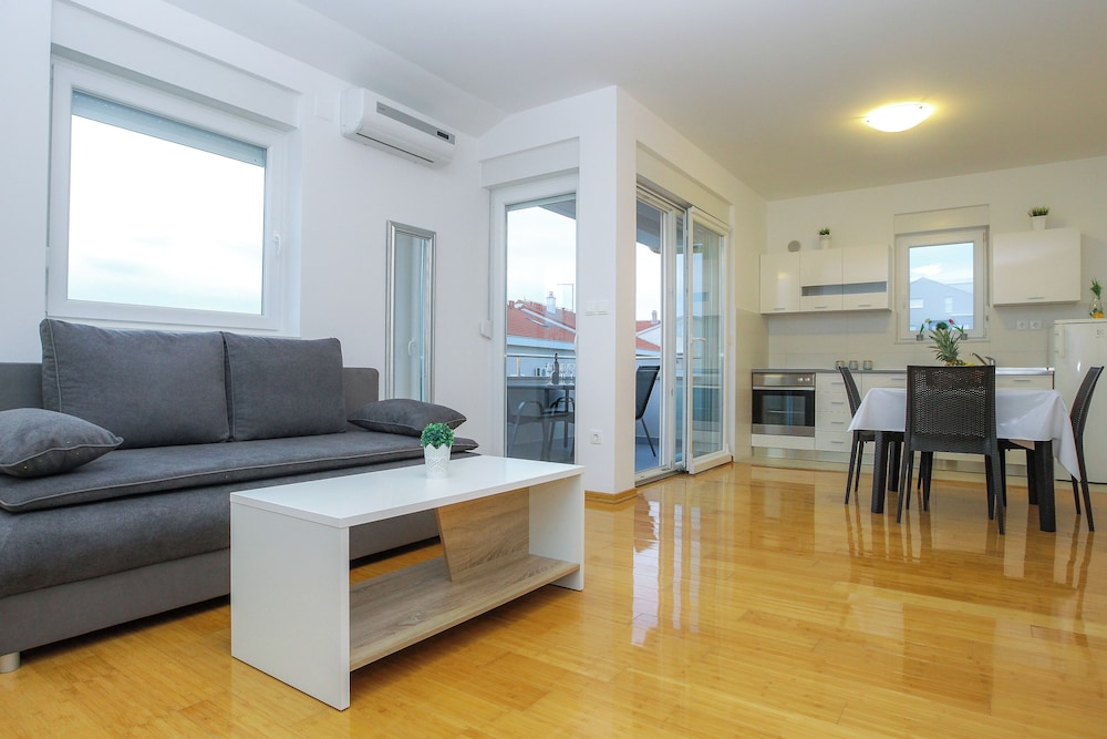 Summer Breeze Apartments 18/45