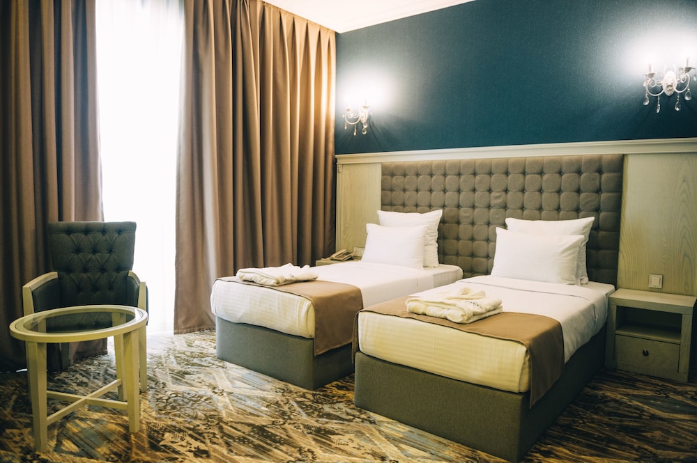 Emerald Suite Hotel 10/37
