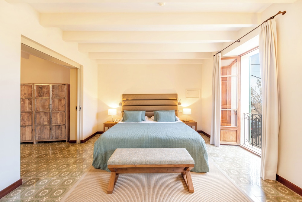 Junior Suite, King Bed, Mountain View, Terrace