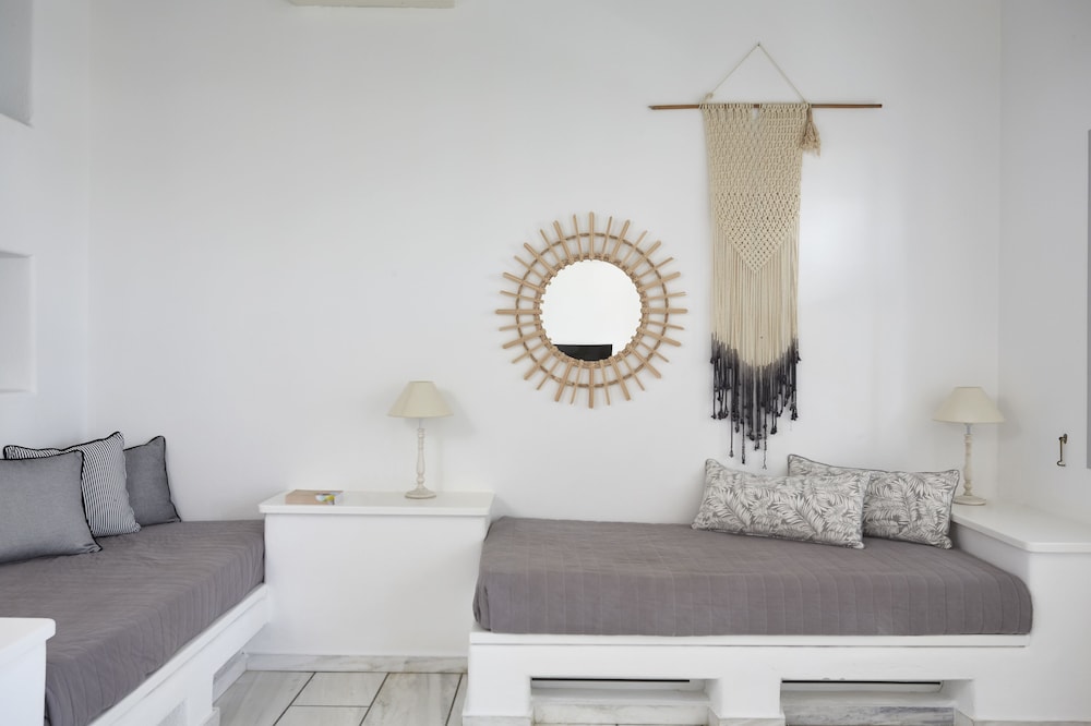 Mr Mrs White Paros 57/76