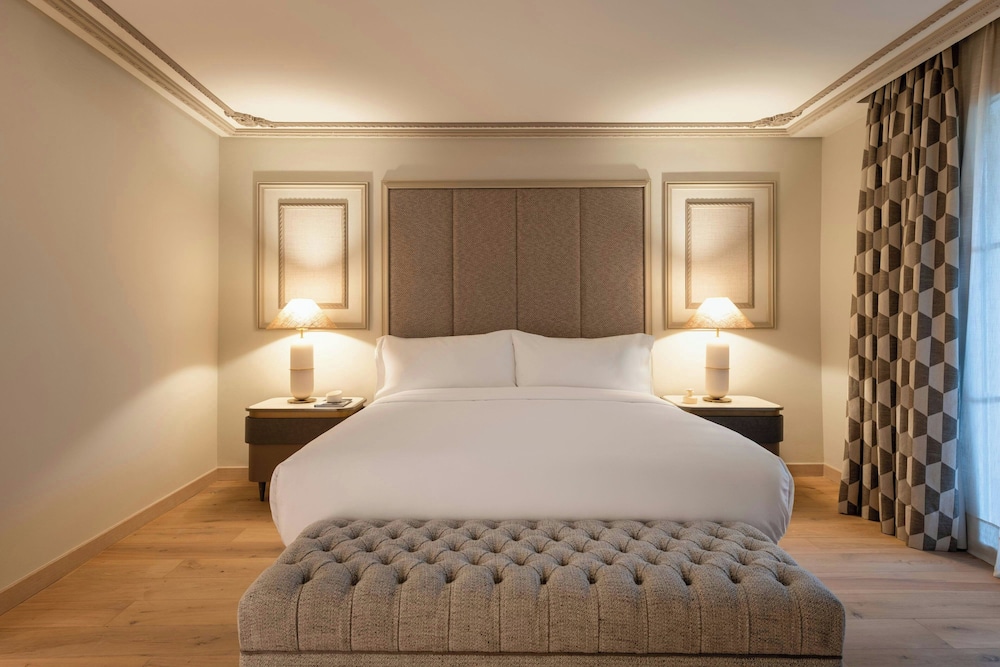 JUNIOR SUITE, KING BED, GARDEN VIEW, BALCONY