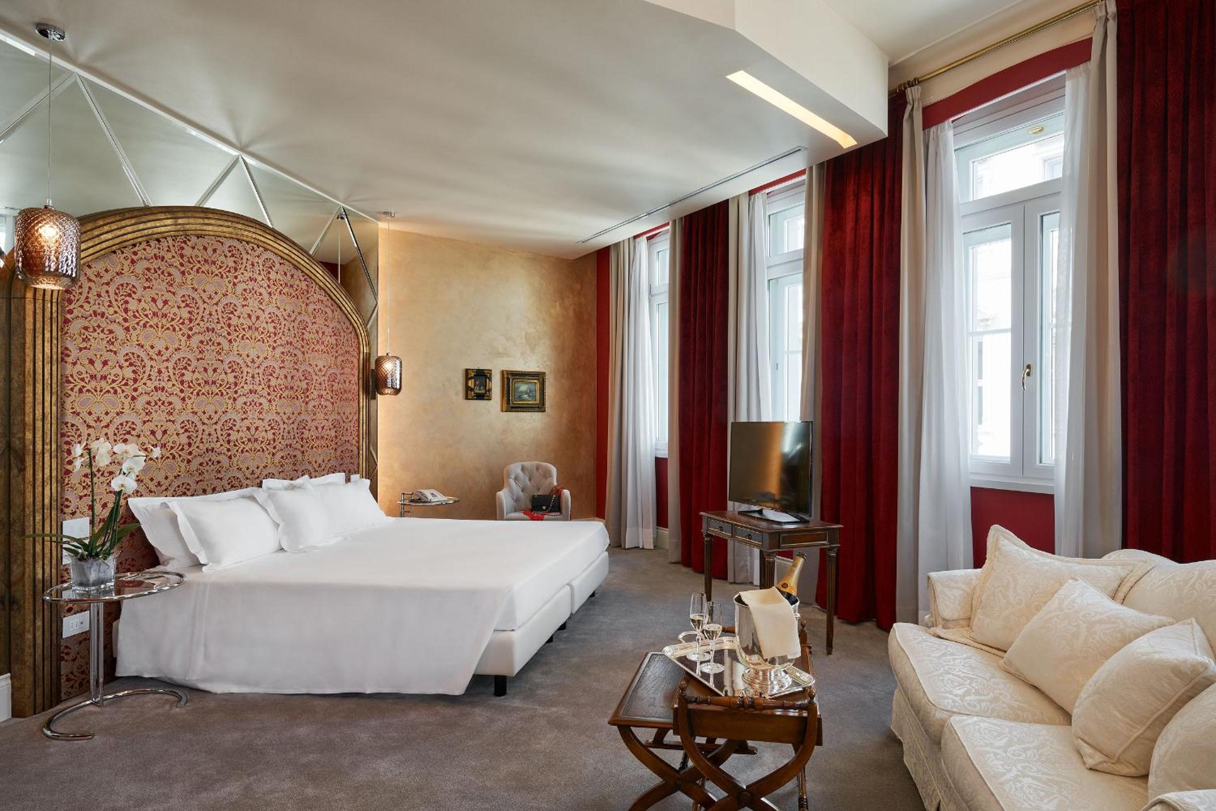 Suite, King Bed, Square View