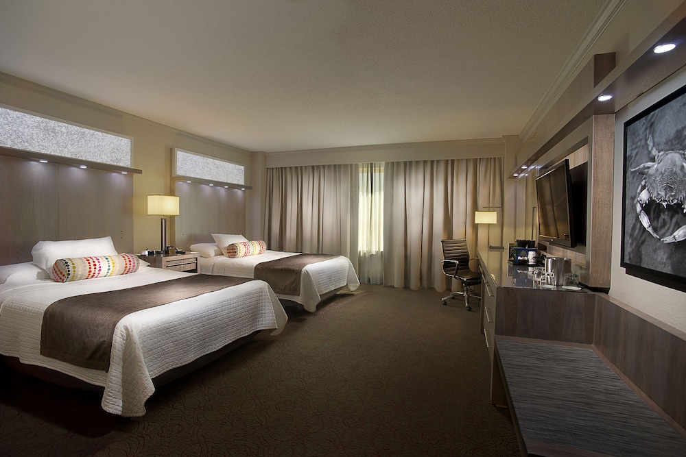 DELUXE, QUEEN BED, JETTED TUB
