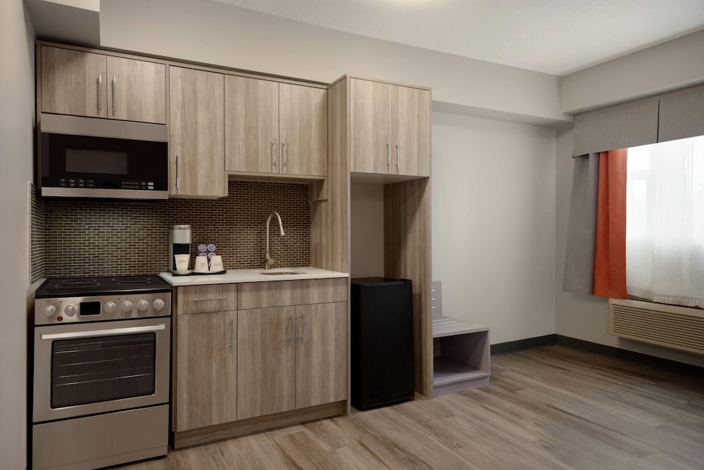 Ramada by Wyndham West Edmonton Hotel & Suites 10/45