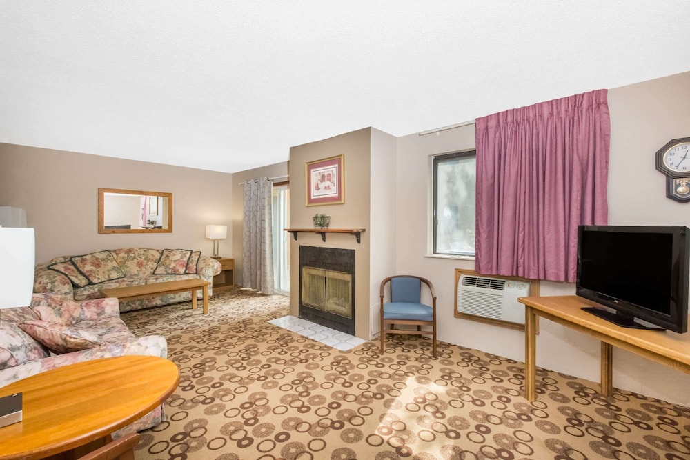 Super 8 By Wyndham Blue Earth 24/34