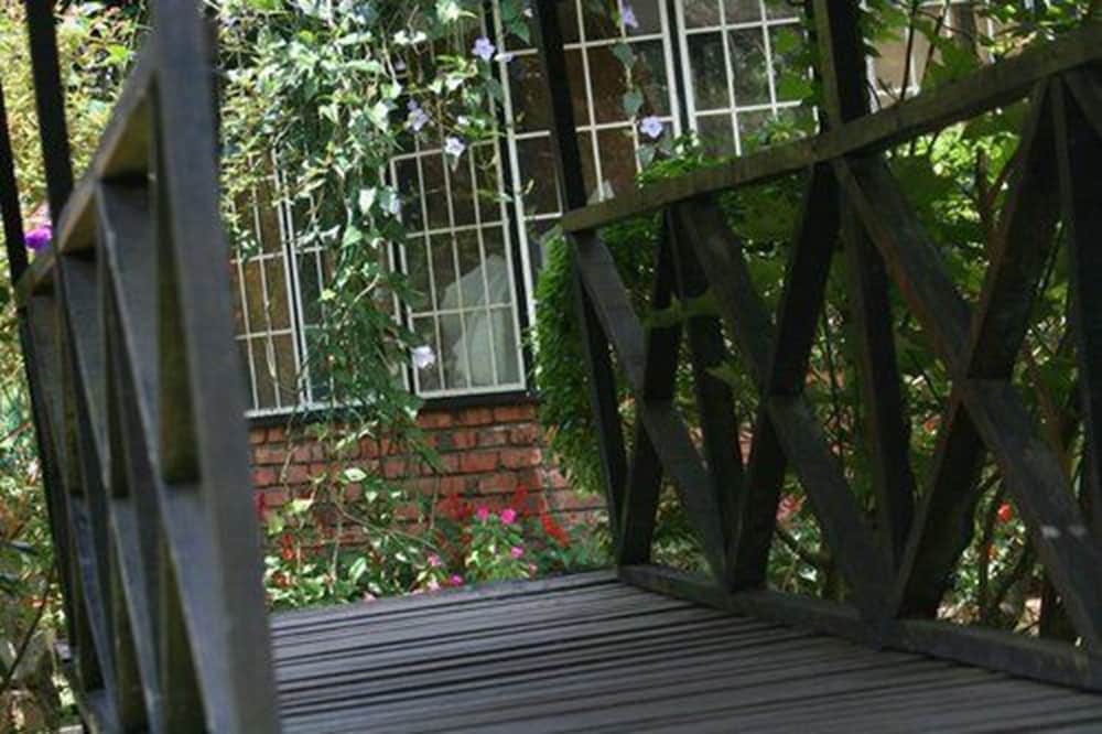 THE SMOKEHOUSE HOTEL 40/50