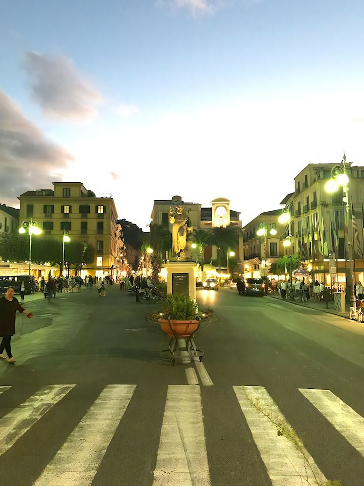 Palazzo Abagnale 40/42