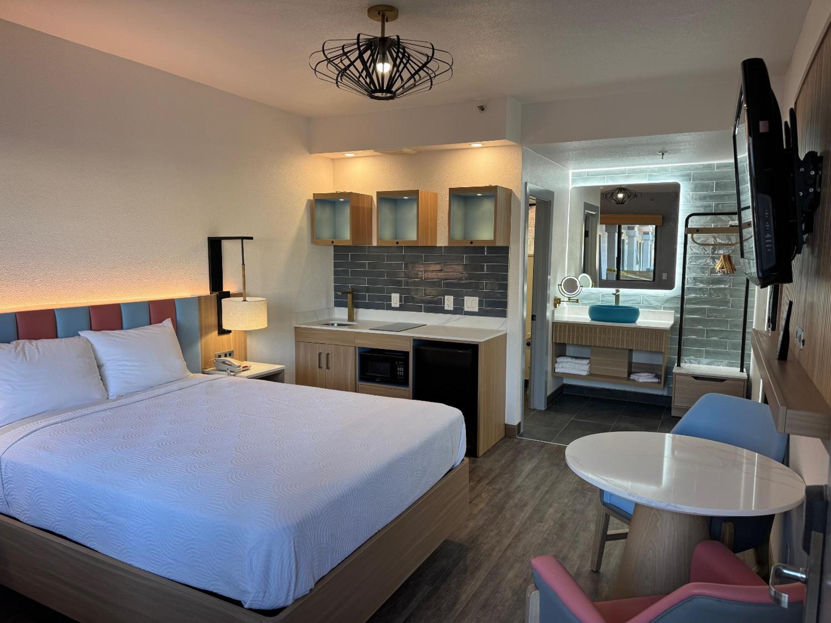 Efficiency, Superior, Suite, Queen Bed