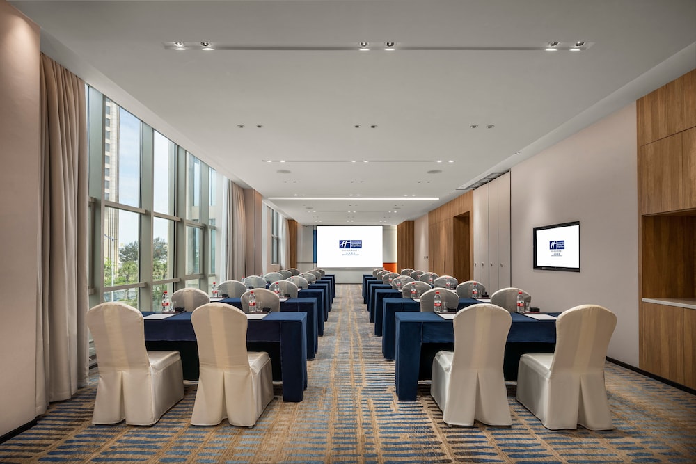 HOLIDAY INN EXPRESS Beihai Silver Beach 55/61