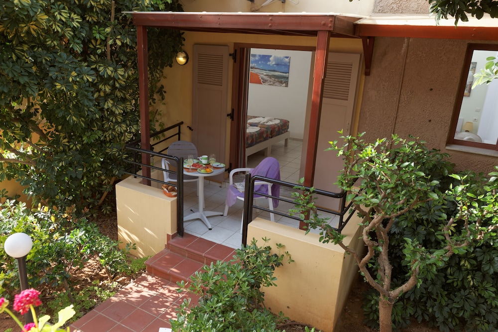 Latania Studios & Apartments 6/40