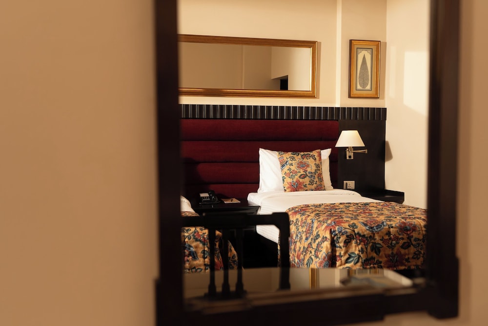 BROADWAY HOTEL 16/25