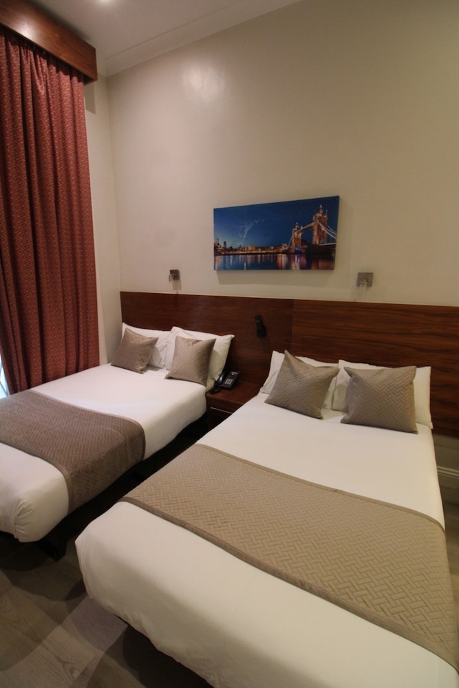 ROOM, QUADRUPLE