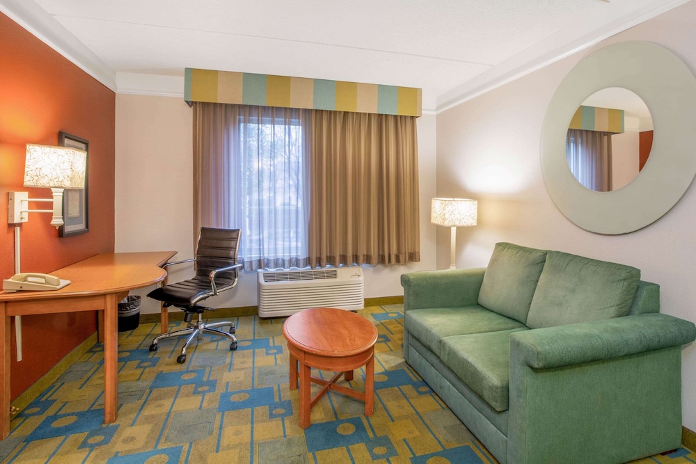La Quinta Inn & Suites by Wyndham Greensboro NC 35/55