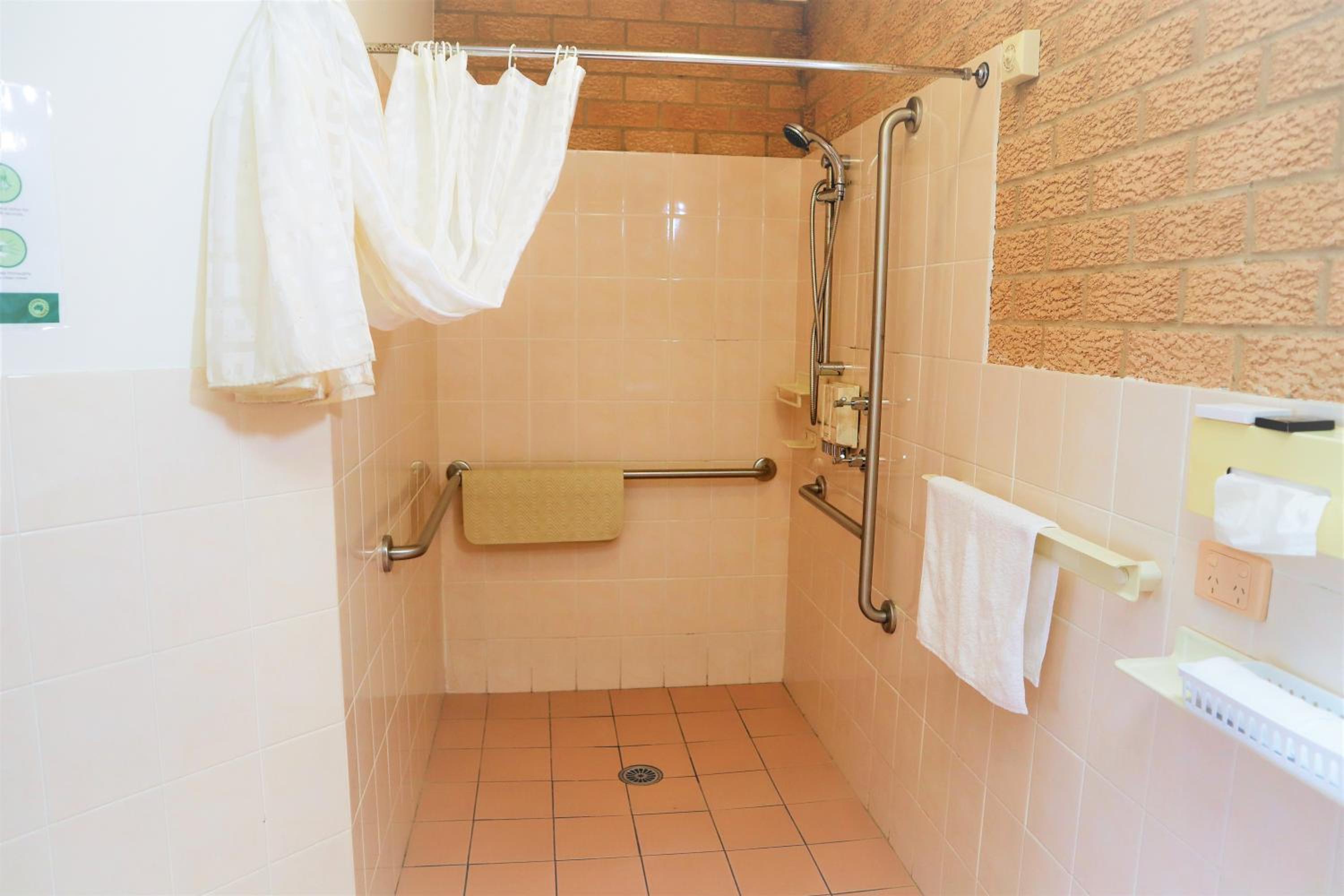 غرفة بسرير كوين وسرير فردي لذوي الإعاقة، AALANA MOTOR INN 3/5