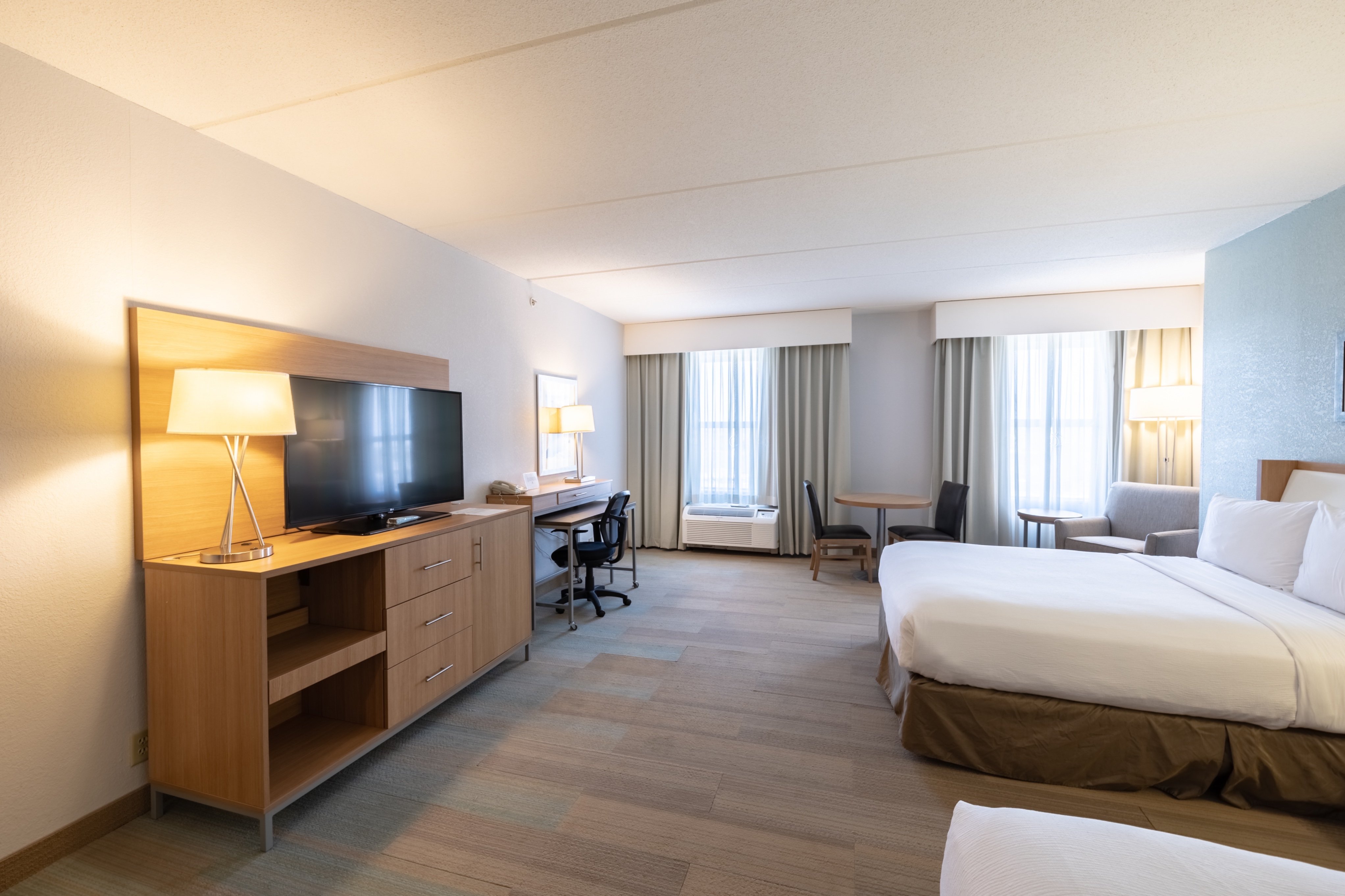Holiday Inn Manahawkin/Long Beach Island 28/73