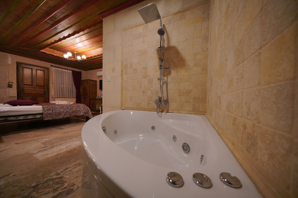 Sakura Cave Hotel 50/50