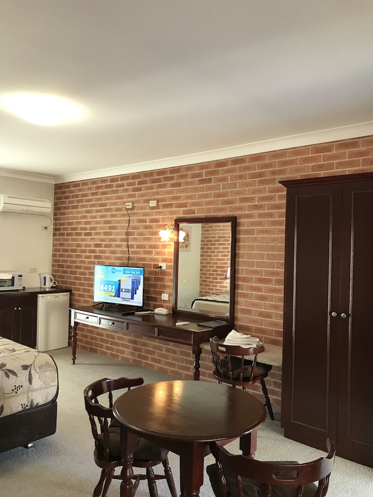 Country Gardens Motor Inn 26/33