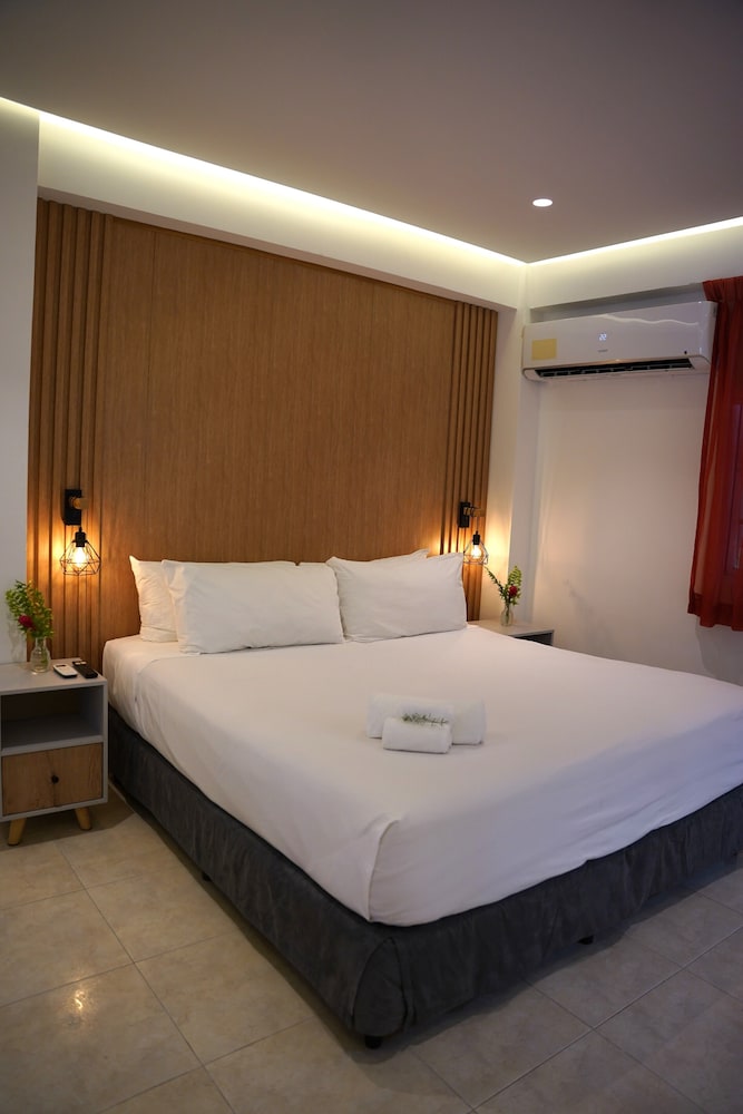 JUNIOR SUITE, QUEEN BED