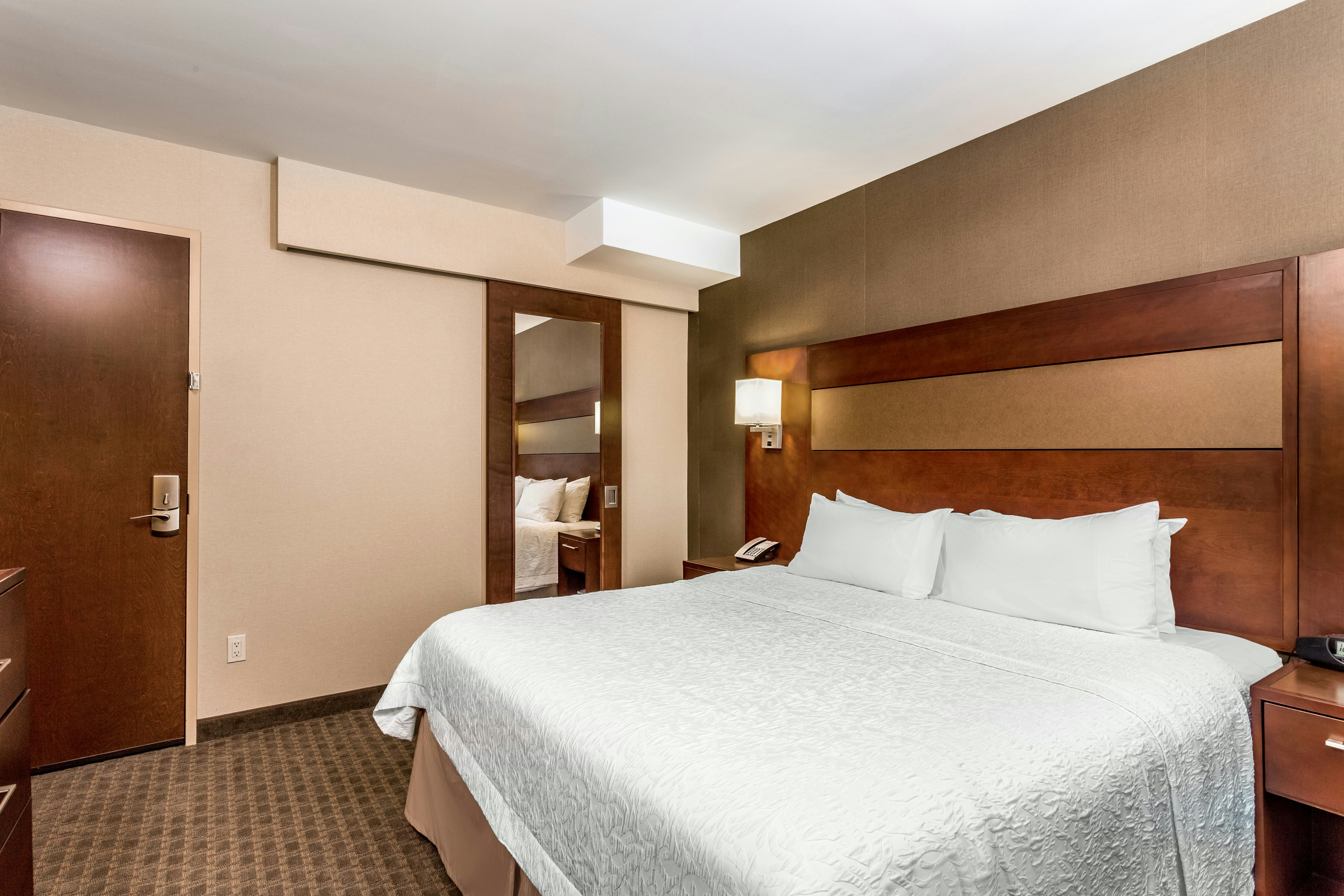 ROOM, KING BED