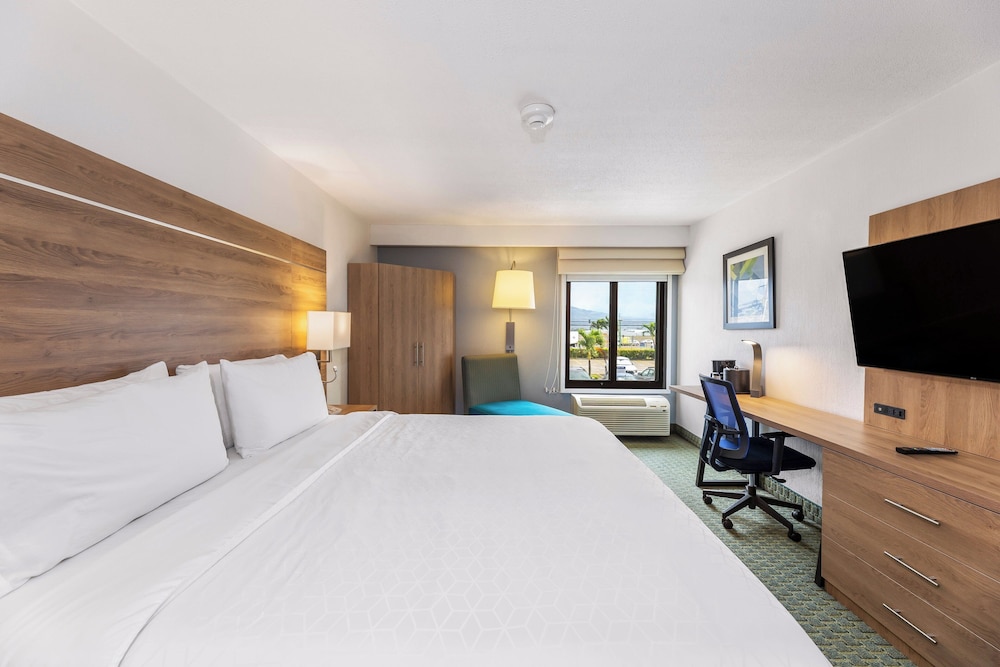 Standard, King Bed, Pool View