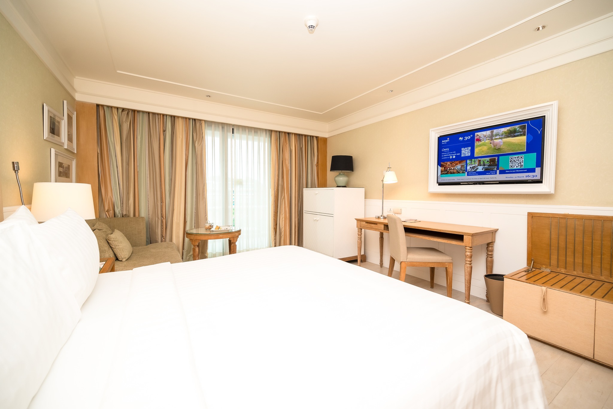 Deluxe, King Bed, Hill View