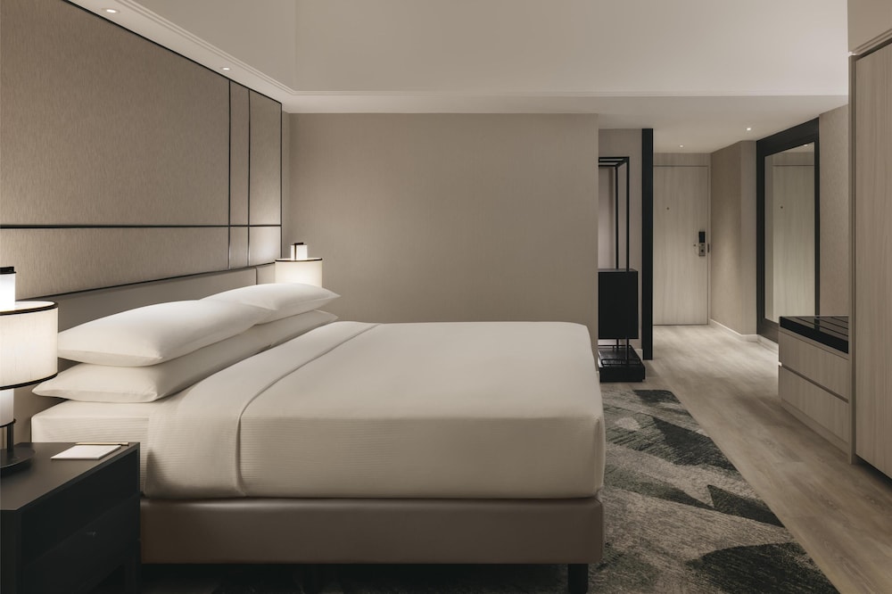 DELUXE, KING BED