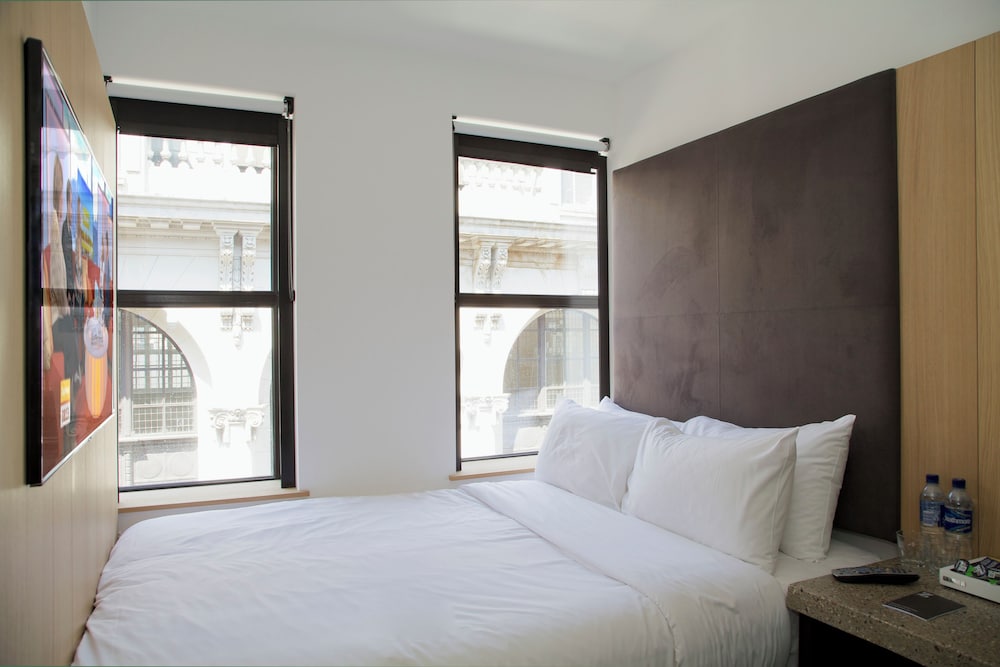 ROOM, DOUBLE BED