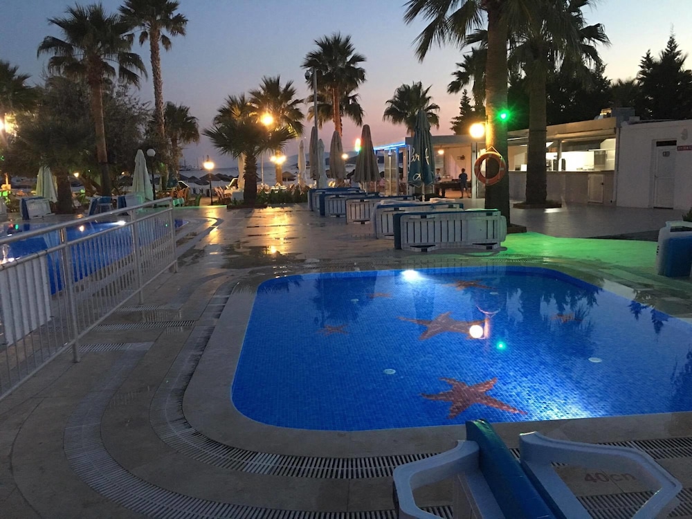 Nagi Beach Hotel 37/70