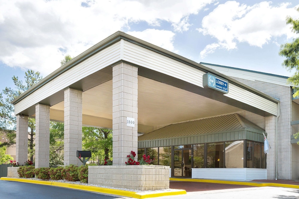 Days Inn by Wyndham Hoover Birmingham 2/56