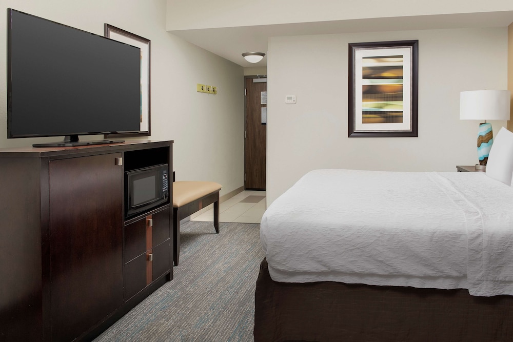 غرفة بسرير كينج مع أريكة، Hampton Inn Suites Alpharetta Ga 1/6
