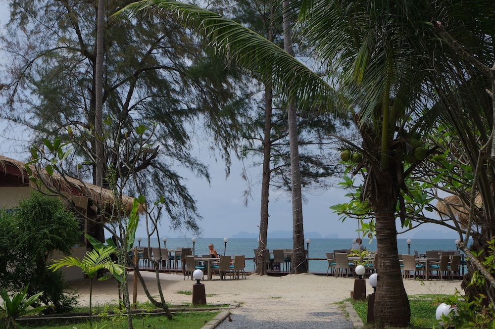 Thai House Beach Resort 37/50
