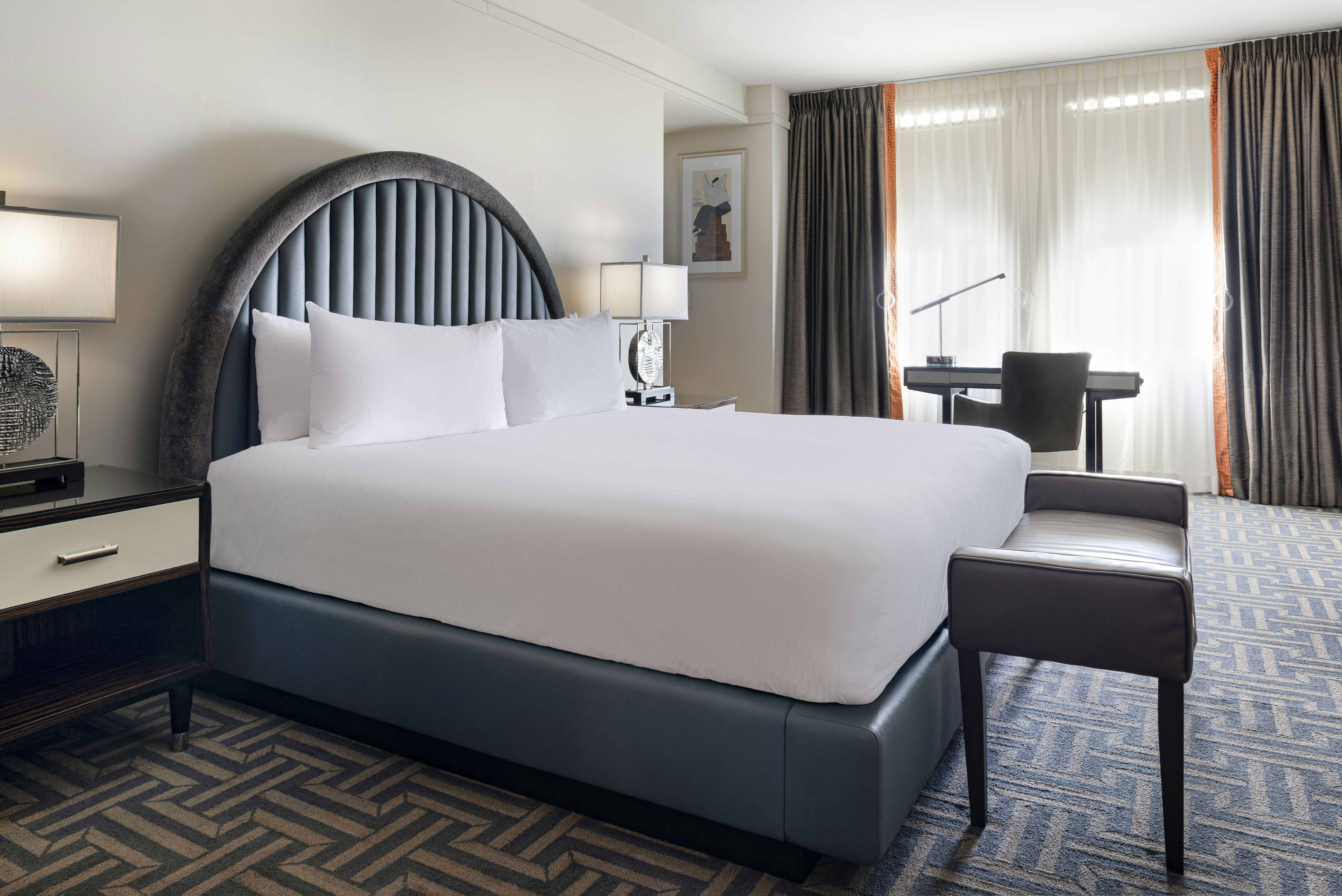 SUITE, KING BED, ACCESSIBLE