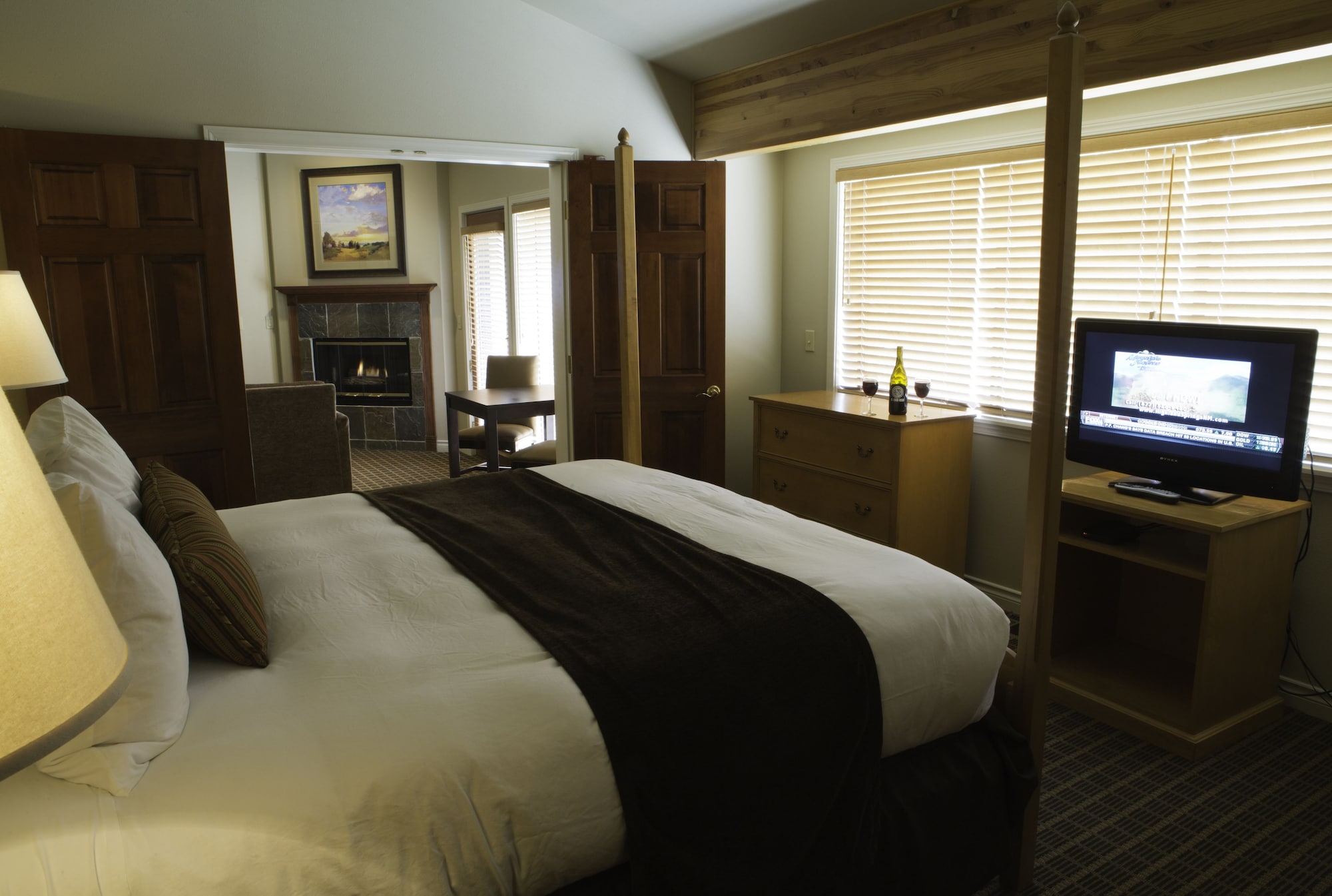 DELUXE, SUITE, KING BED, NO VIEW