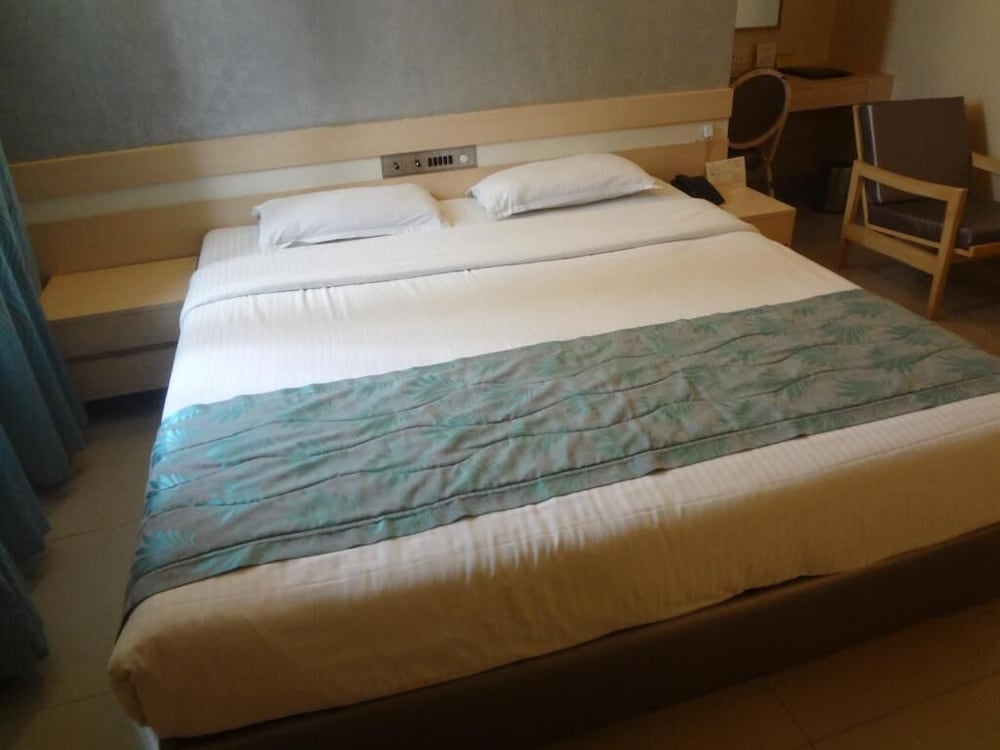 Diplomat Hotel 15/59