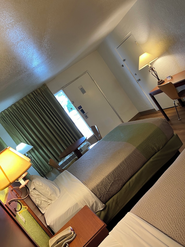 Econo Lodge Sonora, TX 32/60