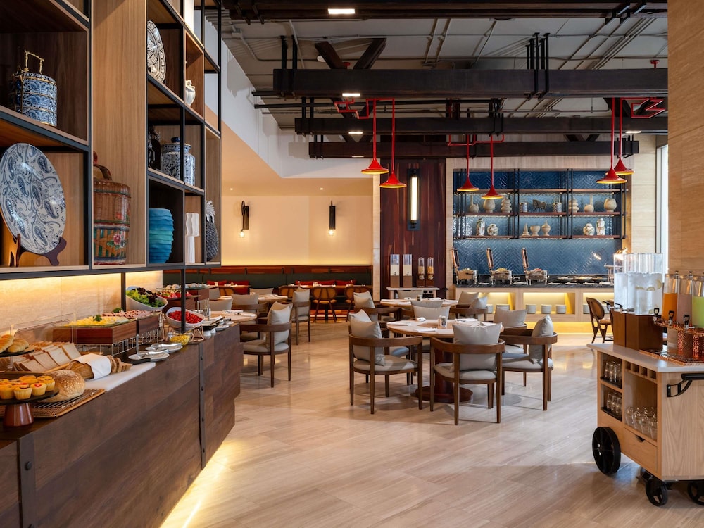 Mercure Bangkok Surawong 53/64