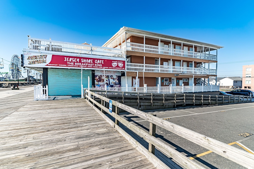 Boardwalk Hotel Charlee Beach House Rentals 42/50